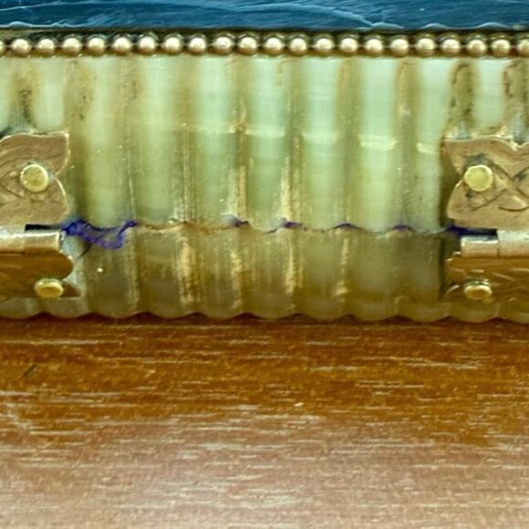 Antique Horn Trinket Box w/ Brass Clasp & Velvet Lining – Victorian Era - Picture 5 of 6